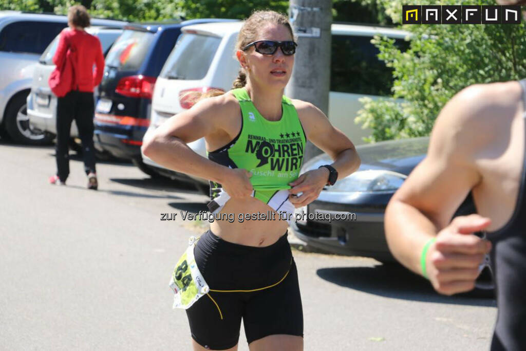 Linz Triathlon, laufen, umziehen, wechseln, © MaxFun Sports (07.06.2015) 