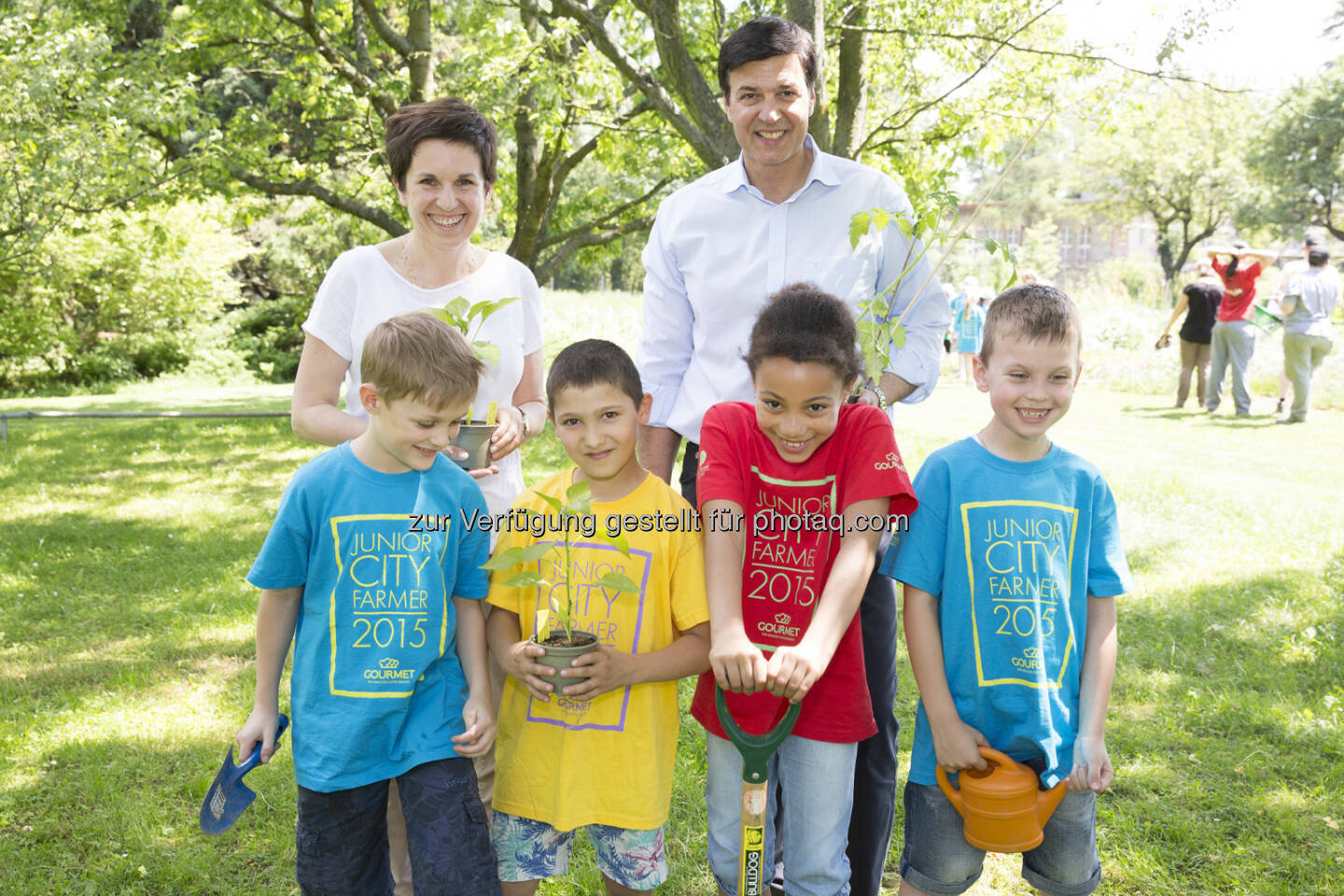 Claudia Ertl-Huemer/Gourmet Geschäftsfeldleiterin für Kindergärten und Schulen, Herbert Fuchs/Geschäftsführer Gourmet - mit Schulkindern: Gourmet: Wo und wie Gemüse wächst – Ernährungswissen für Schulkinder (C) Gourmet