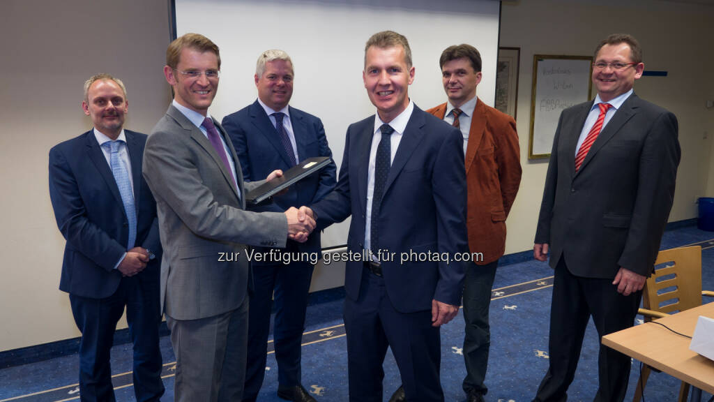 Reinhard Preiss (Director of Business Unit Industry & Energy, TÜV Austria Holding AG), Werner Casagrande (GF der Utilitas Beteiligungs GmbH), Klaus Kohlhuber (GF der Utilitas Beteiligungs GmbH), Karl Bock (GF der KKS – Kesselprüf- und Korrosionsschutz GmbH), Werner Charvat (GF der V&C Kathodischer Korrosionsschutz GmbH) und Franz Mayrhofer (GF der V&C Kathodischer Korrosionsschutz GmbH): TÜV Austria: TÜV Austria kauft EVN-Tochter V&C Kathodischer Korrosionsschutz GmbH, © Aussendung (08.06.2015) 