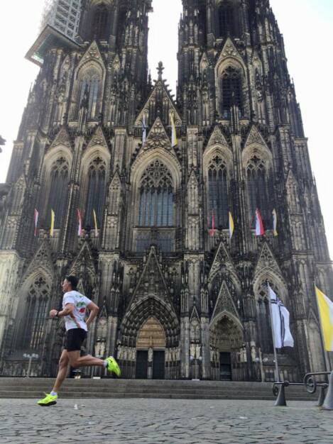 Andreas Schweighofer (Wienerwaldschnecken) läuft beim Kölner Dom, © Diverse  (08.06.2015) 