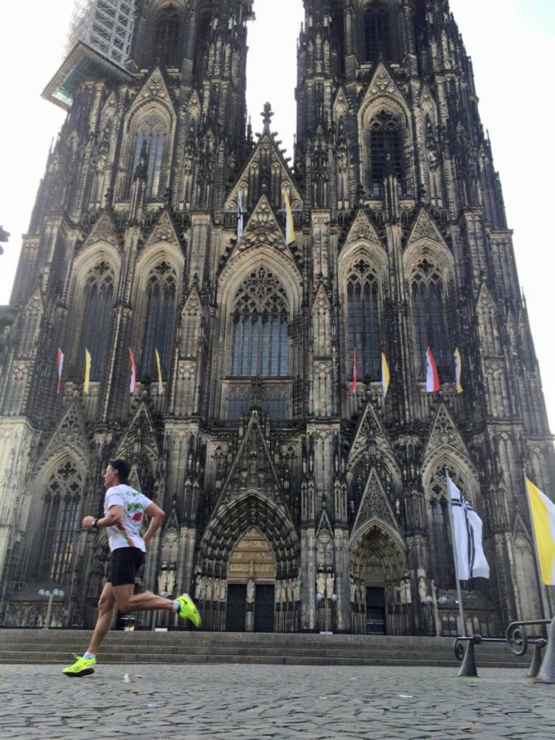 Andreas Schweighofer (Wienerwaldschnecken) läuft beim Kölner Dom