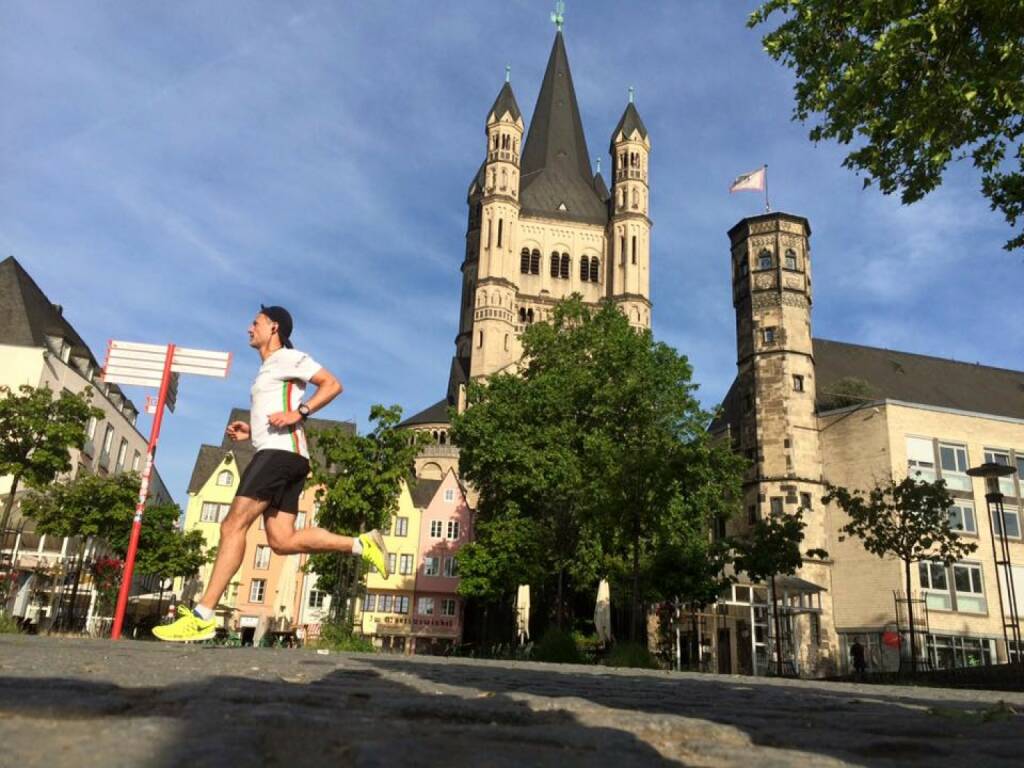 Andreas Schweighofer (Wienerwaldschnecken) läuft beim Kölner Dom, © Diverse  (08.06.2015) 