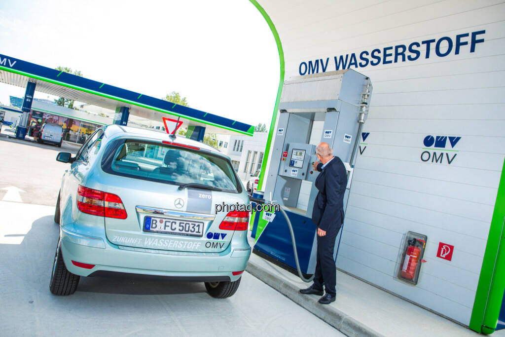 Walter Böhme (Leiter Innovationsmanagement OMV), Wasserstoff Tankstelle, © photaq/Martina Draper (10.06.2015) 