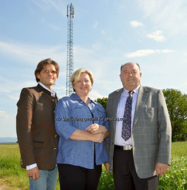 Ortsvorsteher Paul Renner, FMK-Geschäftsführerin Margit Kropik und Bürgermeister Rudolf Pfneisl vor der neuen Mobilfunkstation: Forum Mobilkommunikation - FMK: Ein Fest für einen neuen Mobilfunk-Standort, © Aussendung (10.06.2015) 