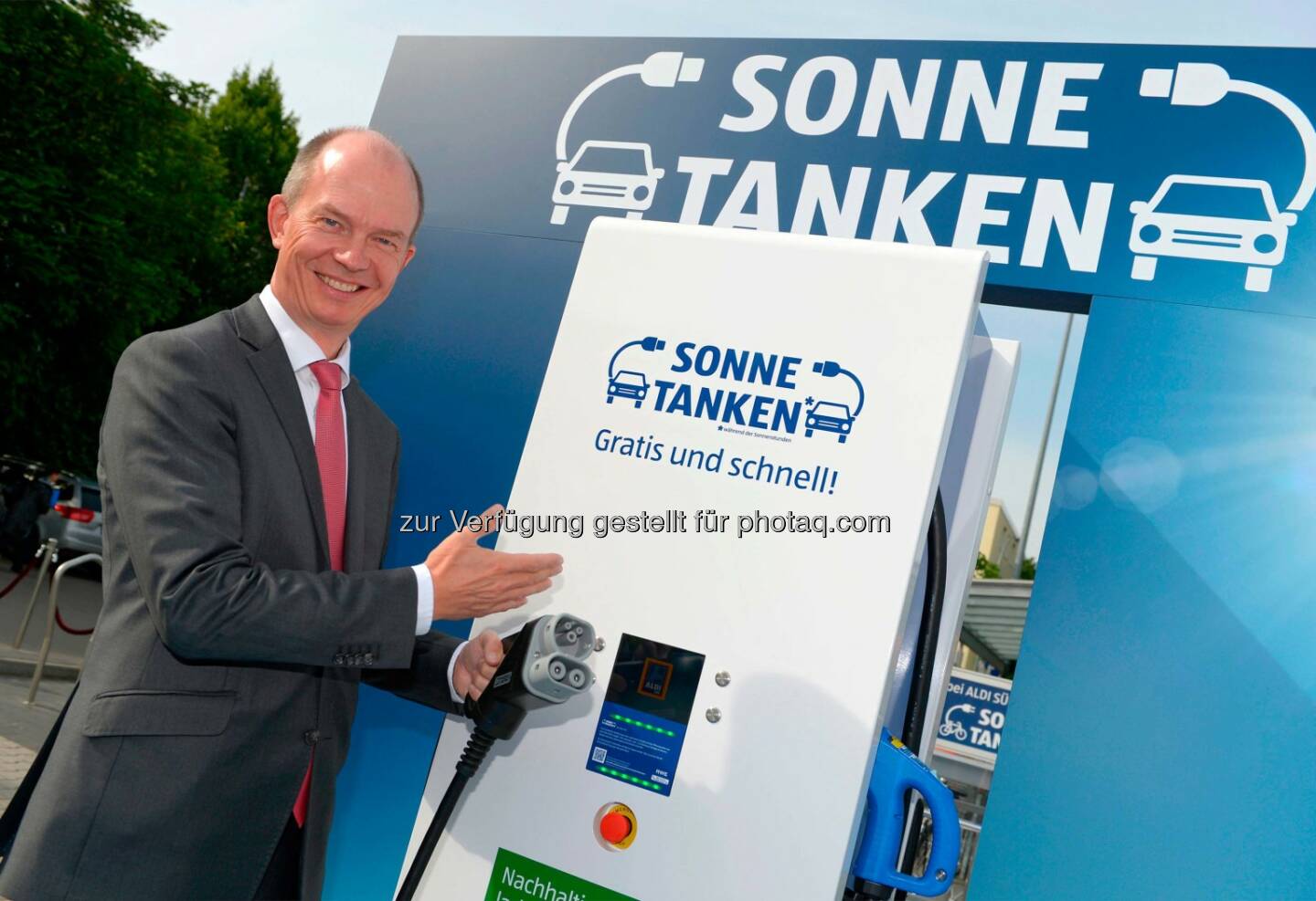 Dietrich Gemmel, Vorsitzender der Geschäftsführung der RWE Effizienz: Aldi Süd nimmt in Stuttgart kostenfreie Schnellladesäule für Elektrofahrzeuge in Betrieb.