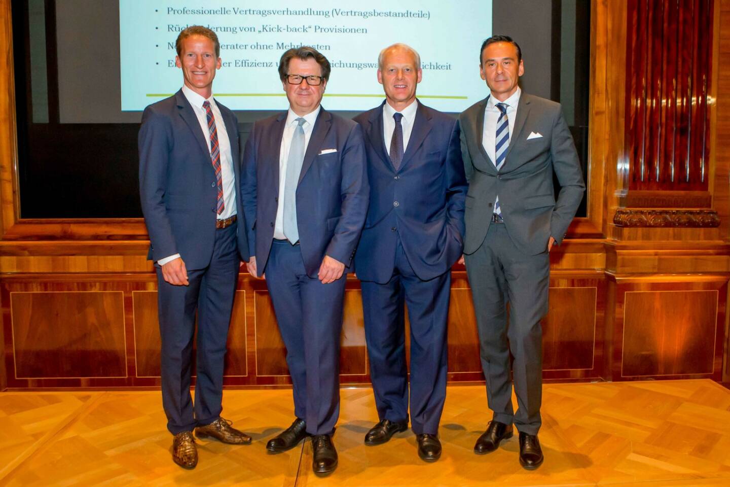 Sven E. Rischko (Gründer Multi Family Office Kronos Advisory), Axel Sima (Chief Investment Officer der Generali Gruppe), Kronos Advisory Geschäftsführer Charles van Erp, Roland Wöginger (Kronos Advisory): Auf Einladung des Multi Family Office Kronos Advisory in Wien analysiert Axel Sima Chancen und Risiken der aktuellen EZB Geldpolitik und den daraus resultierenden Einfluss auf zukünftige Veranlagungsergebnisse.