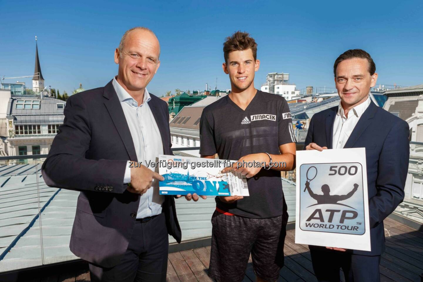 Herwig Straka (Turnierdirektor), Dominik Thiem und Kurt Gollowitzer (GF Wiener Stadthalle): Pressekonferenz zum Vorverkaufsstart des Ticketverkaufs für das ATP 500-Turnier der Erste Bank Open in Wien. Copyright: e|motion/Bildagentur Zolles KG/Christian Hofer
