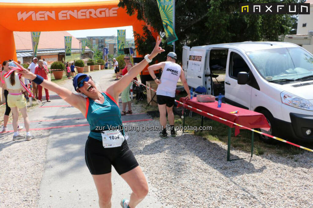 Simmeringer Haidelauf, yes, Wien Energie, Ziel, geschafft, Jubel, Freude, happy, glücklich, © MaxFun Sports (15.06.2015) 