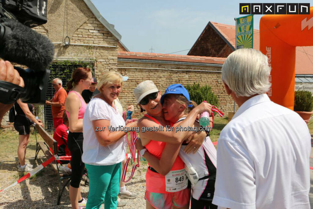 Simmeringer Haidelauf, erschöpft, Hilfe, auffangen, © MaxFun Sports (15.06.2015) 