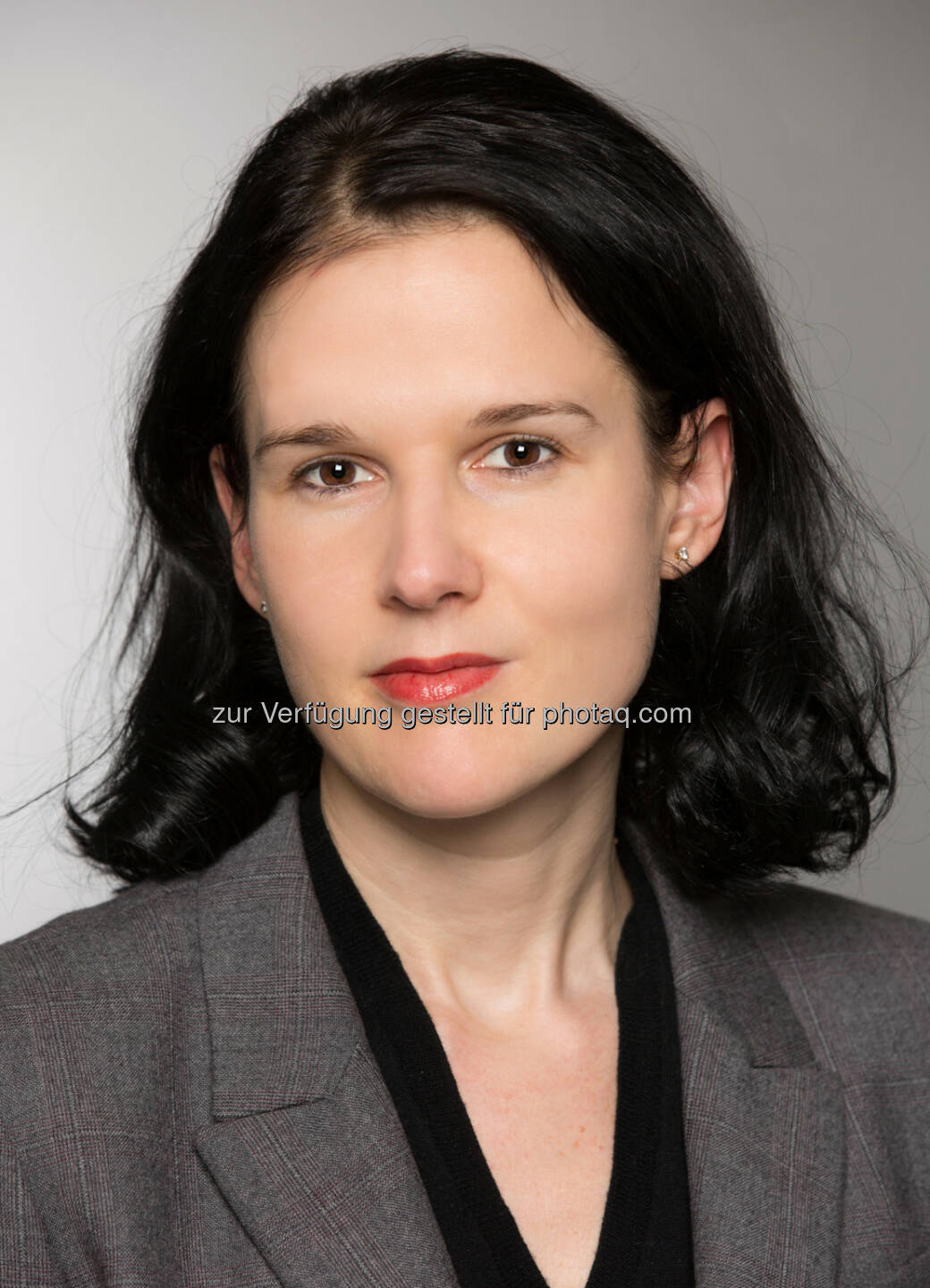 Bettina Schragl (Immofinanz) übernimmt IR-Agenden - Mit Anfang Juni hat die Immofinanz die gesamten Kommunikationsagenden des Konzerns im Bereich Corporate Communications and Investor Relations zusammengefasst. Bettina Schragl, die seit rund zweieinhalb Jahren für Corporate Communications verantwortlich ist, leitet diese Abteilung. In dieser Funktion verantwortet sie die Kapitalmarktkommunikation sowie die interne und externe Konzernkommunikation des Immobilienkonzerns. (Bild: Immofinanz)