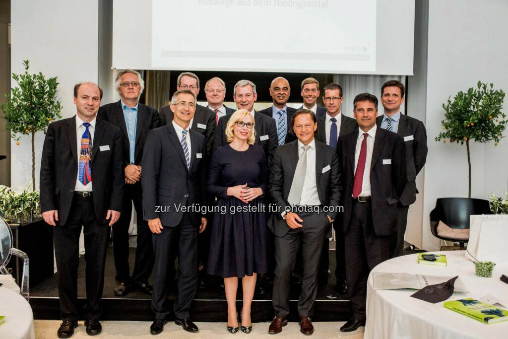 1. Reihe: Martin Sutter, Universität Innsbruck und Köln, Thomas Bargl, Faros Fiduciary Management AG, Barbara Bertolini, Faros Consulting, Sergio Bortolin, Asga Pensionskasse Schweiz, Hannes Gruber, Vienna Insurance Group
2. Reihe: Oskar Ulreich, Finanzmarktaufsicht Österreich; Bruno Wenn, Deutsche Investitions- und Entwicklungsgesellschaft; Uwe Rieken, Gründer von Faros Consulting, Charles M. Huber, Deutscher Bundestag – CDU/CSU-Fraktion, Andreas Markwalder, Pensions- und Ausgleichskasse GastroSocial Schweiz; Georg-Viktor Dax, Valida Pensions- und Versorgungskasse
3. Reihe: Ernst Welteke, ehemaliger Finanzminister Hessen und Präsident der Deutschen Bundesbank a. D.; Andreas G. Scholz, Maleki Communications Group, © www.stefanjoham.com (15.06.2015) 