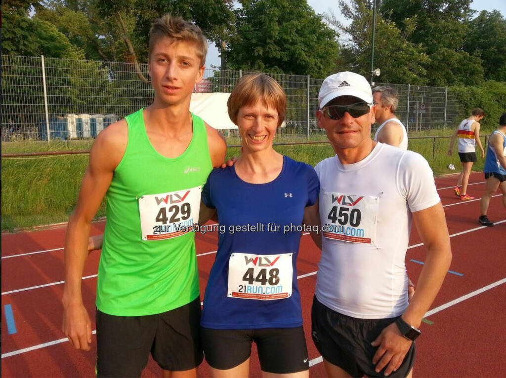 Timon Theuer mit seinen Vereinskollegen vom team2012.at, Elisabeth Holkovic-Pöltner und Gerald Holkovic, © Wilhelm Lilge (16.06.2015) 