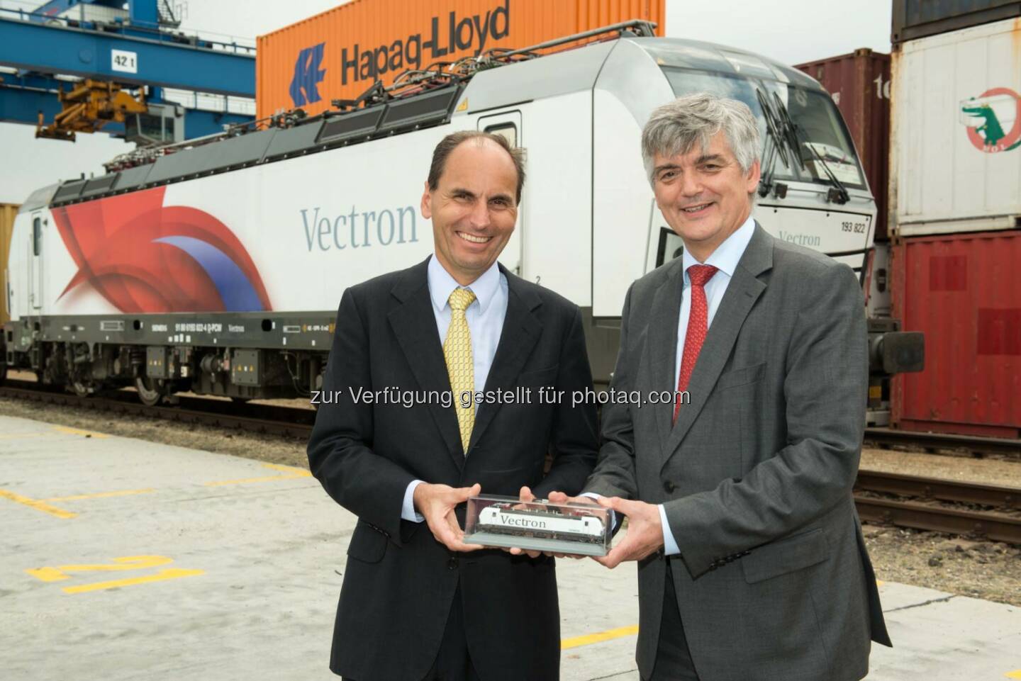 Georg Kasperkovitz, Vorstand der Rail Cargo Group, Arnulf Wolfram, Leiter Mobility, Siemens AG Österreich: Erfolgreiche Lok-Testfahrt auf Südosteuropastrecke
Copyright: Siemens