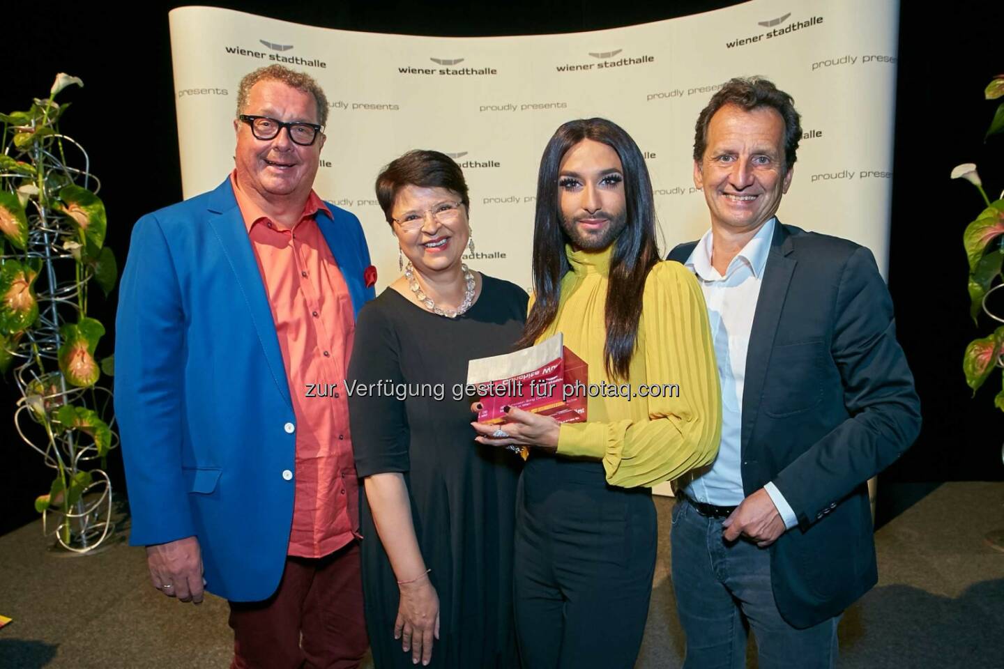 Stadthallen-Geschäftsführer Wolfgang Fischer, Vizebürgermeisterin Renate Brauner, Conchita, Stadtrat Christian Oxonitsch: Wiener Stadthalle: Conchita erhält den erstmals vergebenen „Wiener Stadthallen Flügel“, © Starpix / Alexander Tuma
