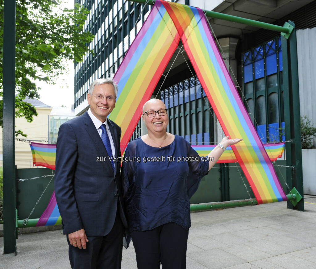 Bundesminister Alois Stöger (l.) und Gesundheitsministerin Sabine Oberhauser hissen die Regenbogenfahne als Zeichen für Vielfalt und Toleranz. © BMVIT / Johannes Zinner
 (16.06.2015) 