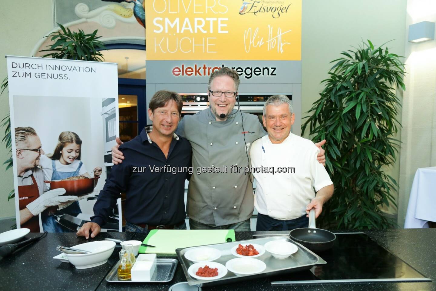 Peter Petritsch (Besitzer Stadtgasthaus Eisvogel), Oliver Hoffinger (PULS 4-Küchenchef), Toni Schrei (Küchenchef Stadtgasthaus Eisvogel): DDBVB | Dopplinger & Dopplinger Ges.m.b.H.: Premiere für „Olivers smarte Küche“ im Stadtgasthaus Eisvogel, © DDBVB/APA-Fotoservice/Hinterramskogler
