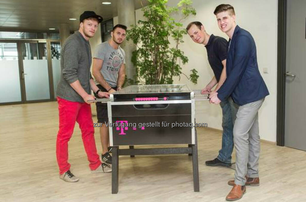 Fabian Brandl, Mirza Jahic, Michael Hambrusch und Phillip Oppeneiger (v.l.n.r.) treten als Team für T-Mobile an.T-Mobile: Vier Gamer treten für T-Mobile zum Weltrekordversuch an (C) T-Mobile, © Aussender (18.06.2015)