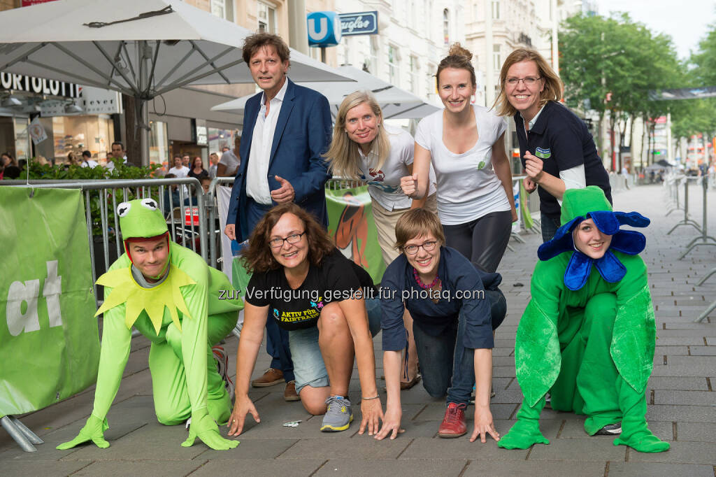 Bezirksvorsteher Thomas Blimlinger (Bezirk Neubau), Annemarie Kollmann (Fairtrad Österreich), Tanja Dietrich-Hübner (Rewe Group / Pro Planet), Madelaine Neumayr (Veranstalterin Global 2000 Fairness Run), Petra Lehrbaum (ÖBB) und Leonore Gewessler (Global 2000) umringt von kostümierten LäuferInnen, © Hagen/Global 2000 Fairness Run (19.06.2015) 