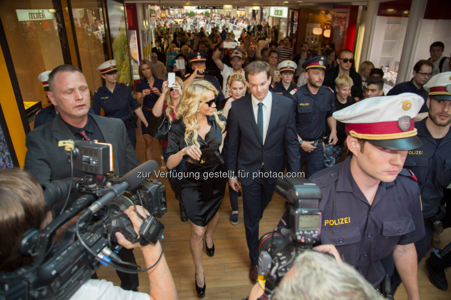 Stargast Pamela Anderson mit Matthias Franta, Center Manager Donau Zentrum im Rahmen der Vienna Fashion Night 2015, (C) Robin Weigelt