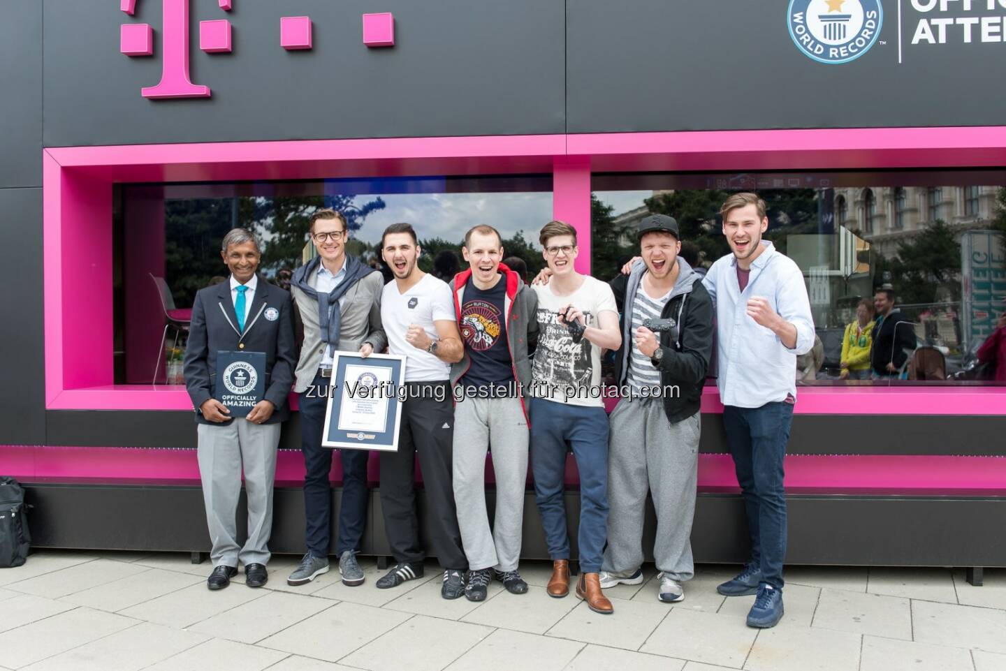 Urkundenübergabe Weltrekord: Judge Guiness World Records, Thomas Kicker (CCO T-Mobile), Mirza Jahic, Michael Hambrusch, Phillip Oppeneiger und Fabian Brandl: T-Mobile: T-Mobile bricht mit LTE-Netz Weltrekord im Online-Gaming. Neuer Weltrekord bei „Pro Evolution Soccer“-Spiel aufgestellt - Weltrekord liegt jetzt bei genau 40 Stunden - LTE-Netz von T-Mobile hat absoluten Härtetest bestanden
