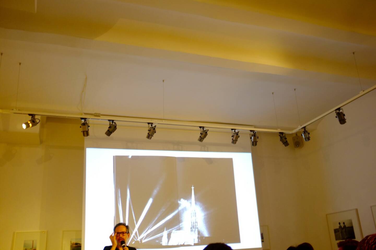 Andreas H. Bitesnich während seines Vortrages, mit Deeper Shades Vienna