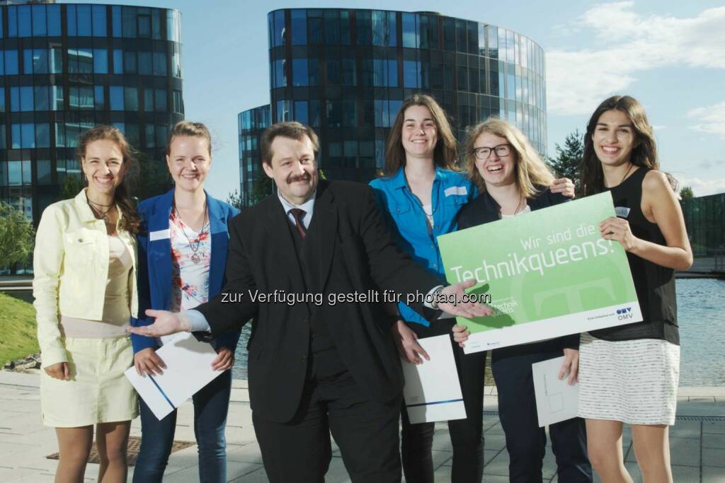 Werner Gruber, Jurymitglied und Direktor des Planetarium Wien, mit den Top 5 Technikqueens, © OMV/Kurt Prinz (22.06.2015) 