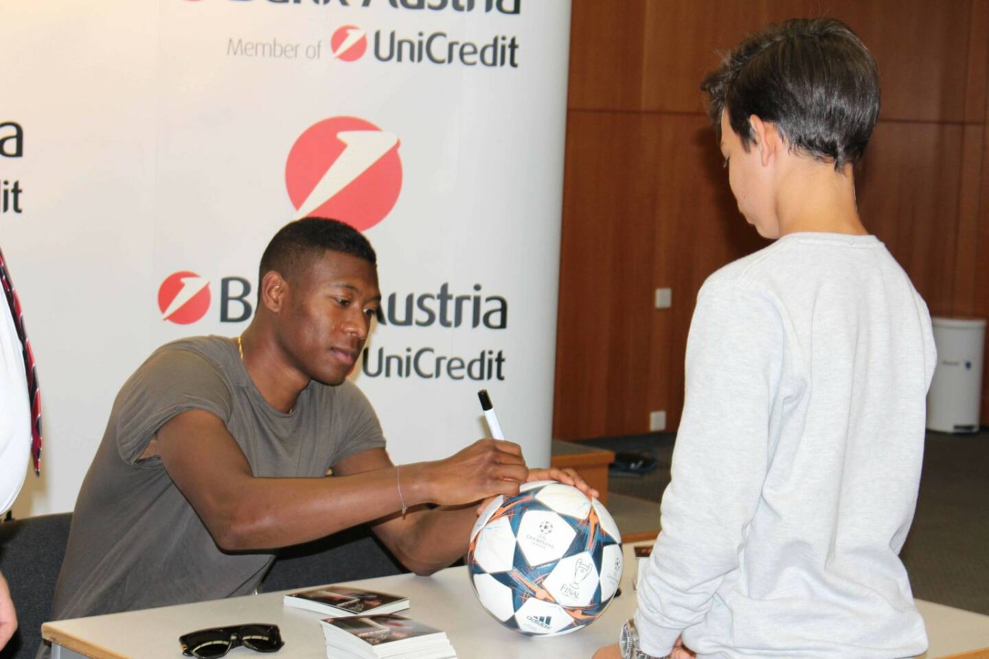 David Alaba bei der Autogrammstunde in der Bank Austria.