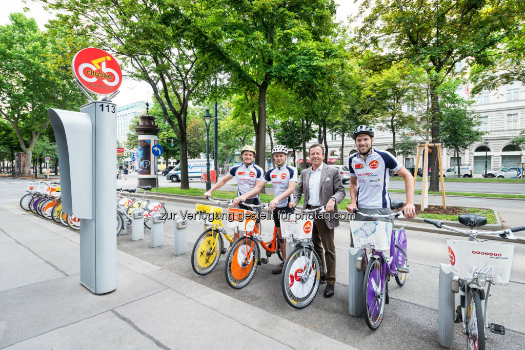 Markus Stadlbauer, Stefan Hagmair, Gewista CEO KR Karl Javurek, Christoph Wiesmeyr: Gewista Werbeges.m.b.H.: Mit dem Citybike von Bregenz nach Wien, © Aussendung (23.06.2015) 