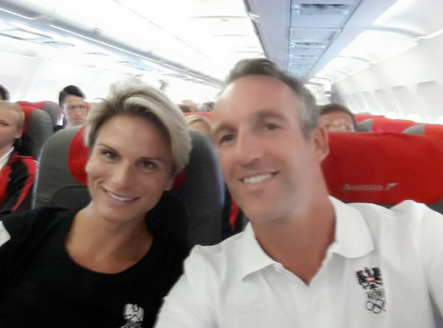 Elisabeth Niedereder (Tristyle Runplugged Runners) und Christoph Sumann als Sitznachbarn beim Heimflug aus Baku