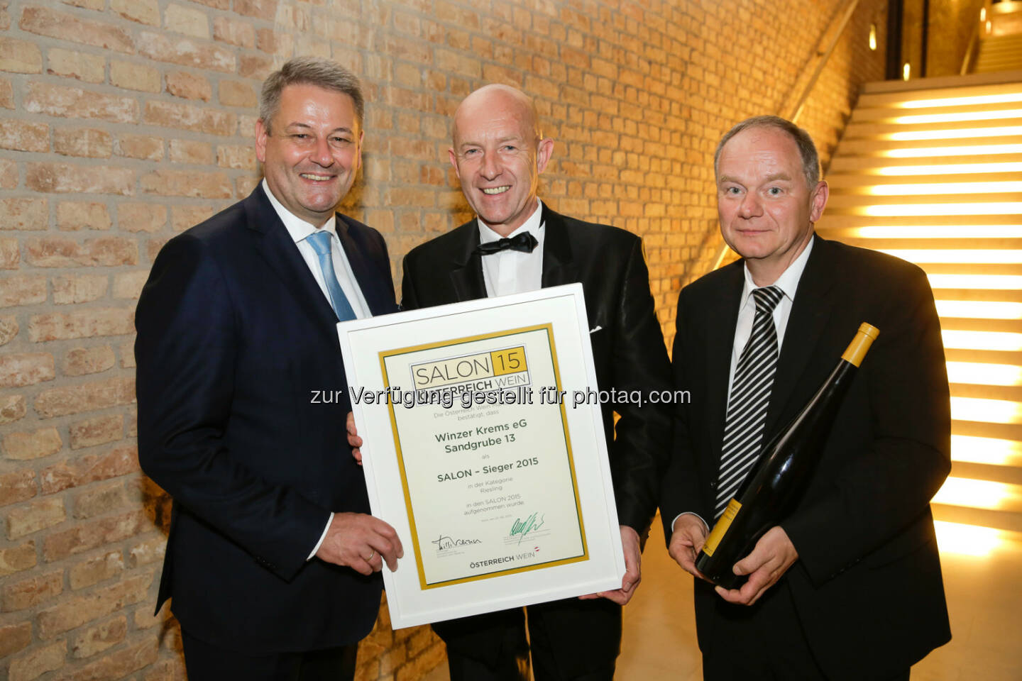 Bundesminister Andrä Rupprechter, Winzer Krems- Geschäftsführer Franz Ehrenleitner und Winzer Krems-Kellermeister DI Franz Arndorfer: Winzer Krems eG: Der beste Riesling Österreichs kommt aus der Kremser Sandgrube 13, CAY/Roland Rudolph
