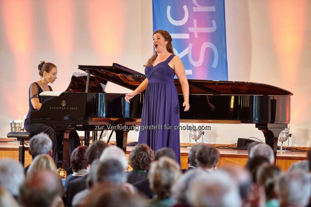 Emma Moore, Gewinnerin des Richard-Strauss-Gesangswettbewerbs 2015, am Klavier begleitet von Susanna Klovsky: BMW ist exklusiver Automobilpartner, © Aussendung (24.06.2015) 