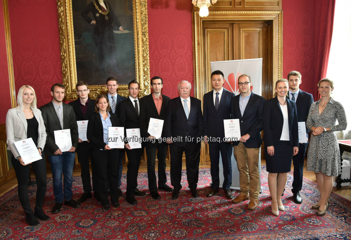 Monika Bauernhofer, Fabian Bouchal, Andreas Guetz, Kathrin Kefer, Dominik Kurzmann, Andreas Branstätter, Bürgermeister Michael Häupl, Jay Peng (Managing Director Huawei Austria), Martin Blaha, Heidi-Jennifer Hornasek (Human Resources Director Huawei Austria), Benedikt Limbacher, Catharina Rieder (Communications Director Huawei Austria): Siegerehrung Studentenprogramm Seeds for the Future von Huawei durch Herrn Bürgermeister Michael Häupl. (C) Huawei