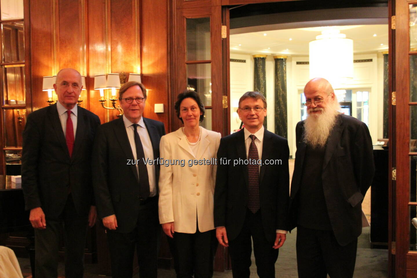 Erwin Ortner, Leiter des Schoenberg-Chors, Bank Austria Vorstandsvorsitzender Willibald Cernko, Eva Angyan,  Wolfgang Holter, Leiter St. Anna Kinderkrebsforschung, Fessel-GfK-Geschäftsführer Rudolf Bretschneider): St. Anna Kinderkrebsforschung e.V.: Große Namen für erfolgreiche Forschung. Gelungener Premierenlunch des St. Anna Kinderkrebsforschung Unterstützungskomitees unter der Leitung von Präsidentin Eva Angyan im renommierten Wiener Hotel Bristol. © St. Anna Kinderkrebsforschung
