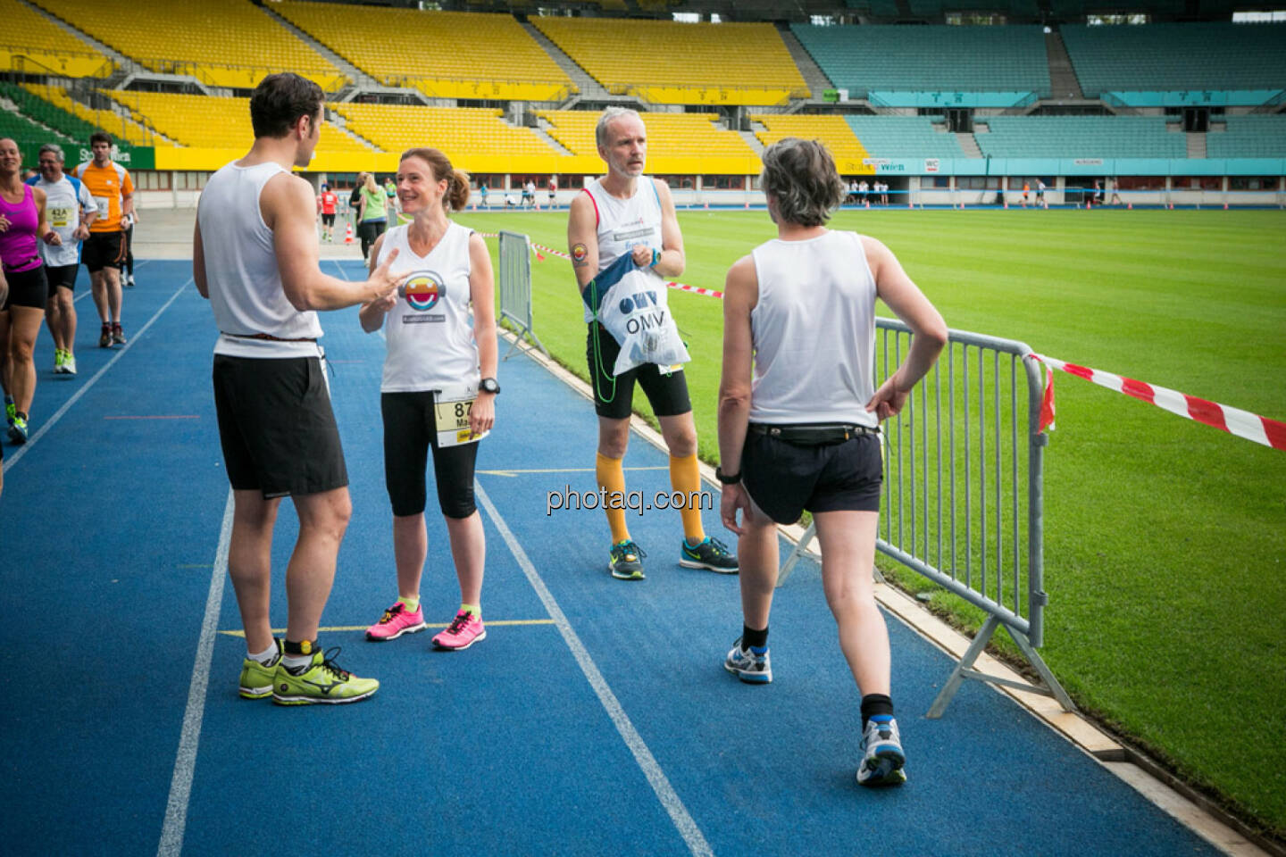 Stefan Kratzsch (Deutsche Bank), Martina Draper, Christian Drastil, Josef Chladek, aufwärmen, dehnen, stretching