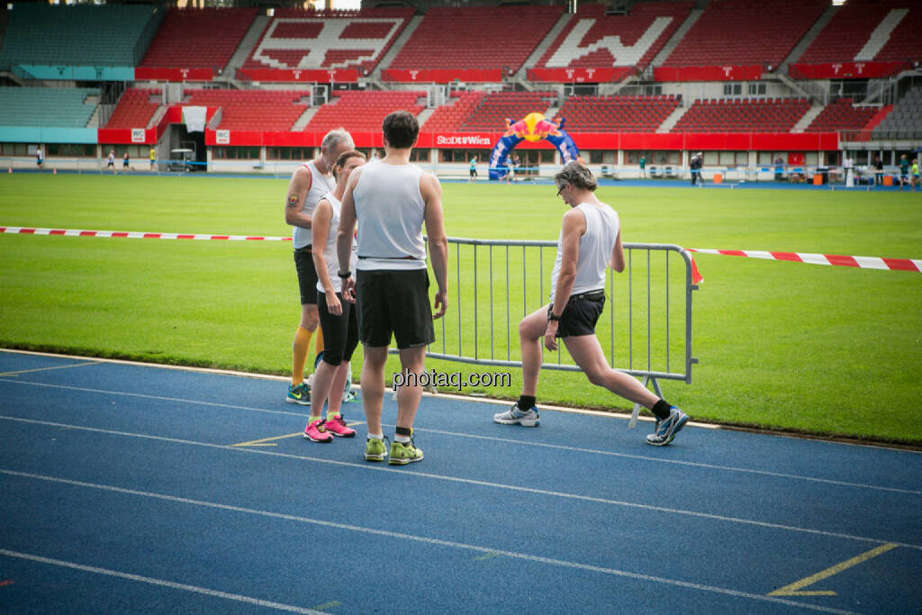 LCC Team- und Firmenlauf, aufwärmen, dehnen, stretching, © photaq/Ludwig Hartweger/Martina Draper/div.Handypics (26.06.2015) 