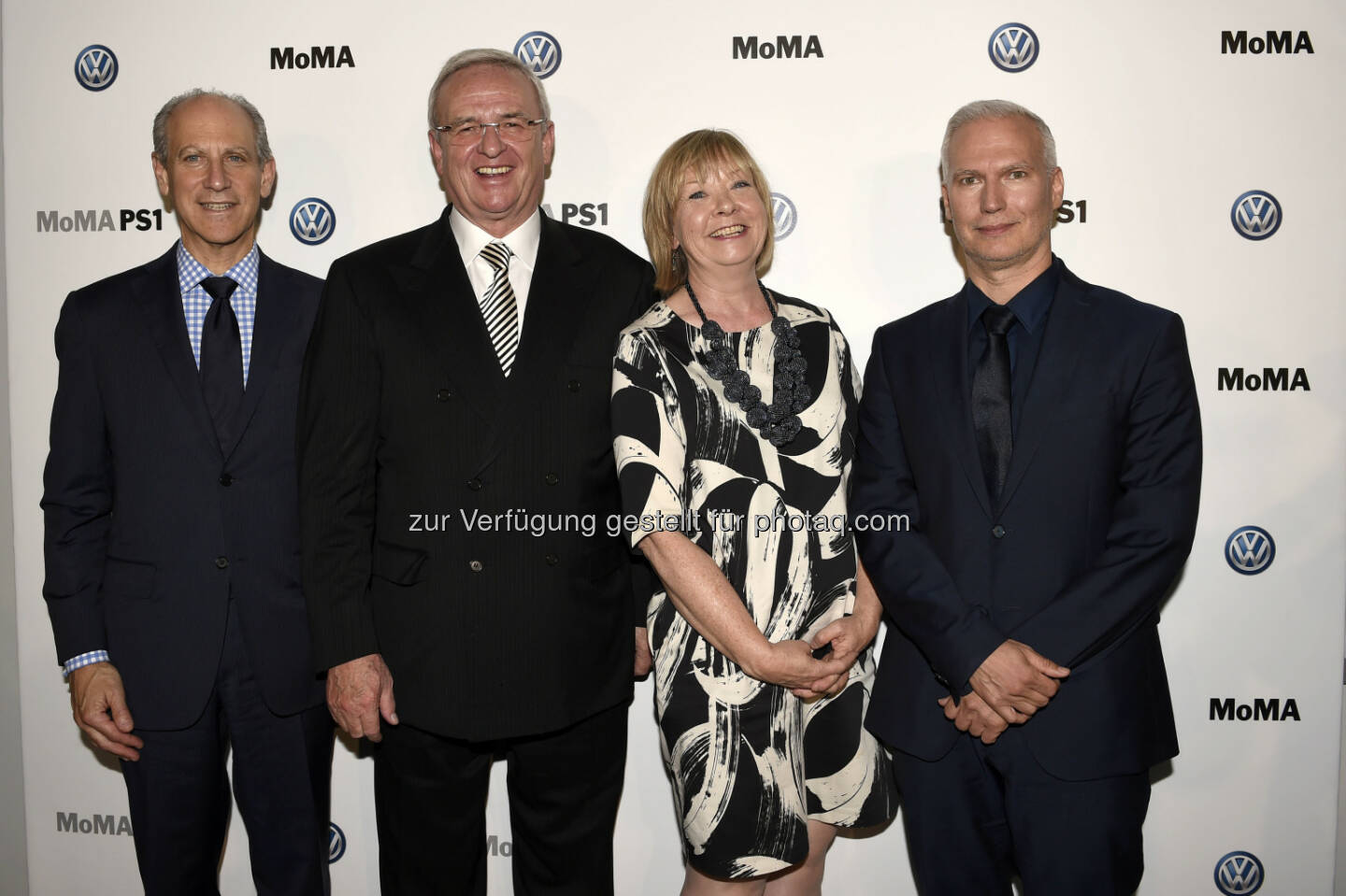 Glenn D. Lowry, Direktor des Museum of Modern Art (MoMA); Martin Winterkorn, Chairman of the Board of Directors Volkswagen Group of America sowie Vorstandsvorsitzender der Volkswagen Aktiengesellschaft; Wendy Woon, Edward John Noble Deputy Direktorin Bildung; Klaus Biesenbach, Direktor MoMA PS1 und Chief Curator at Large MoMA.: VW Volkswagen AG: Neues Kapitel in der langjährigen Partnerschaft zwischen dem Volkswagen Konzern und dem Museum of Modern Art sowie MoMA PS1 (C) Volkswagen AG