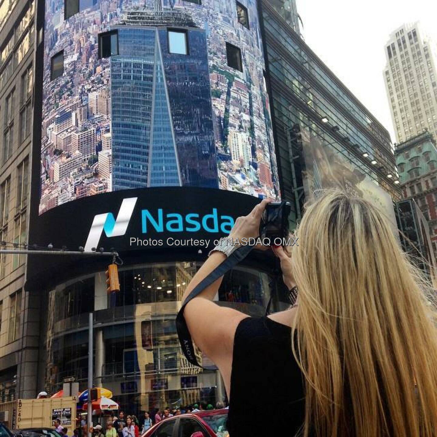 Foto #NasdaqArtist @nyroamer #photographs her #photos on the #Nasdaq Tower! So #Meta  Source: http://facebook.com/NASDAQ