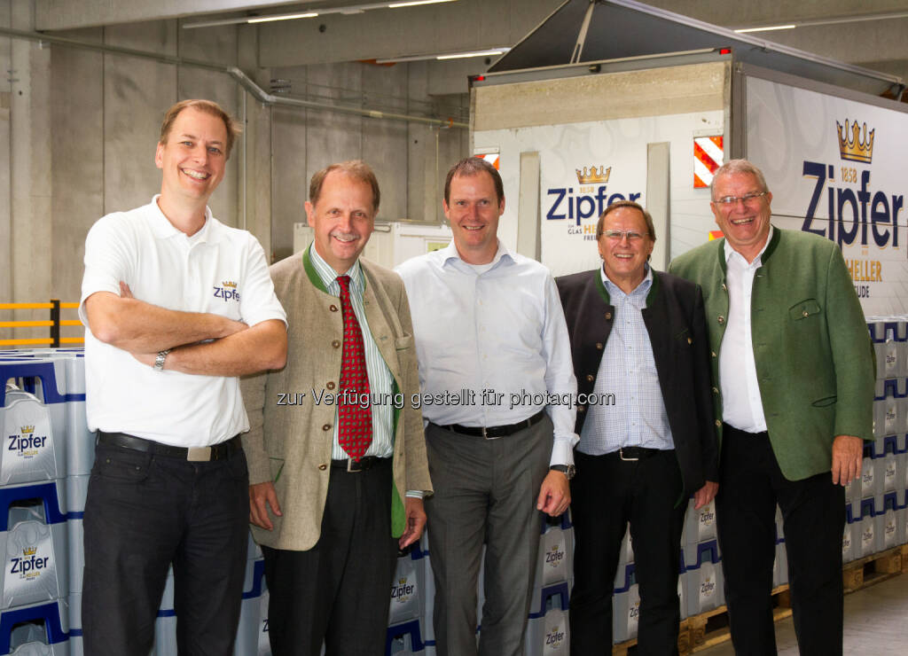 Magne Setnes, Markus Liebl und Joost Luijbregts aus dem Management Team der Brau Union Österreich, Herbert Schallhart, Regionale Logistikleitung West, Braumeister Günther Seeleitner: Brau Union Österreich AG: Erweiterter Logistikbereich nach 2-Millionen-Investment stärkt Brauerei Zipf ganz wesentlich, © Foto Humer / Brau Union Österreich
, © Aussender (29.06.2015) 