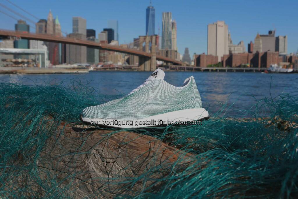 adidas feierte gestern im UN-Hauptquartier seine vor Kurzem bekannt gegebene Partnerschaft mit Parley for the Oceans und präsentierte ein innovatives Schuhkonzept, das im Rahmen dieser Partnerschaft entwickelt wurde: Weltneuheit von adidas: ein Schuh, dessen Obermaterial vollständig aus recycelten Plastikabfällen und Netzen aus dem Meer besteht. , © Aussendung (30.06.2015) 