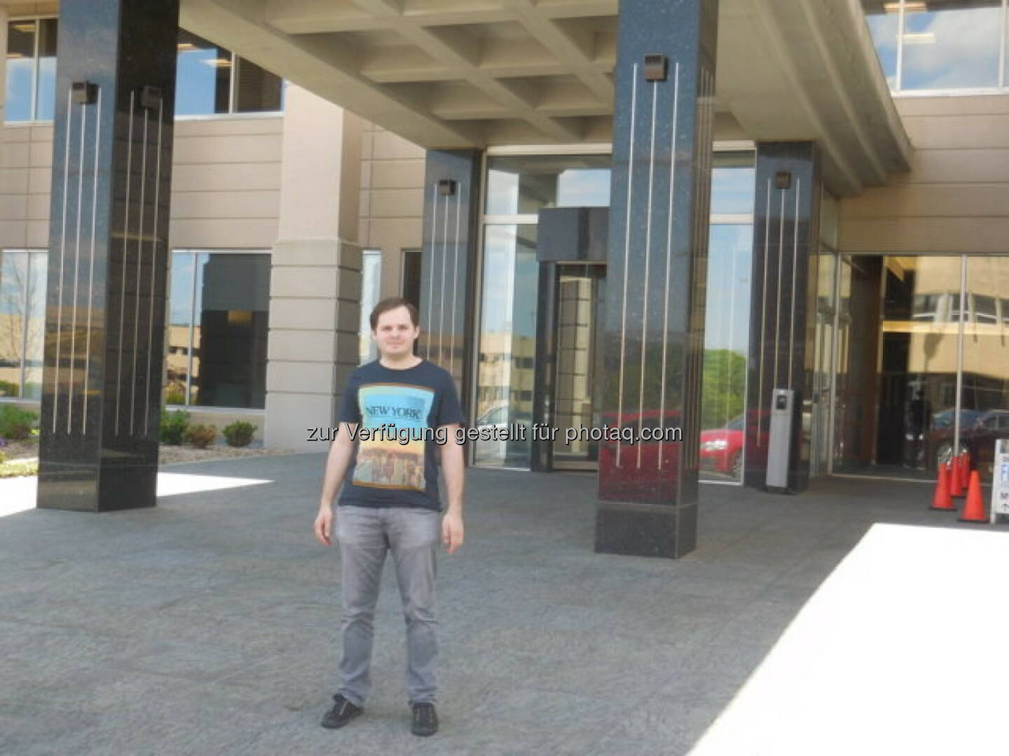 Vor dem Eingang des Kiewit Plaza. In diesem Bürogebäude befindet sich Warren Buffetts Holding Berkshire Hathaway.
