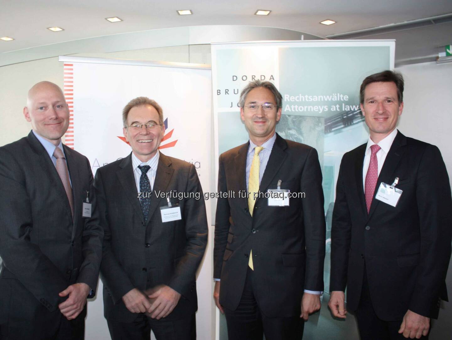 James Bangert, Leiter der Wirtschaftsabteilung der US-Embassy, Manfred Schekulin, Direktor für Export- und Investitionsstrategien im Bundesministerium für Wissenschaft, Wirtschaft und Forschung, August Reinisch, Leiter des Instituts für internationales Recht und internationale Beziehungen auf der Universität Wien, Martin Brodey, Partner bei Dorda Brugger Jordis Rechtsanwälte: Auf Einladung von AmCham Austria Präsident Norbert B. Lessing und Dorda Brugger Jordis diskutierten führende Experten aus Österreich und den Vereinigten Staaten über die Rolle internationaler Schiedsgerichte (ISDS) im Rahmen des transatlantischen Handelsabkommens TTIP. © DBJ.at/Pichler