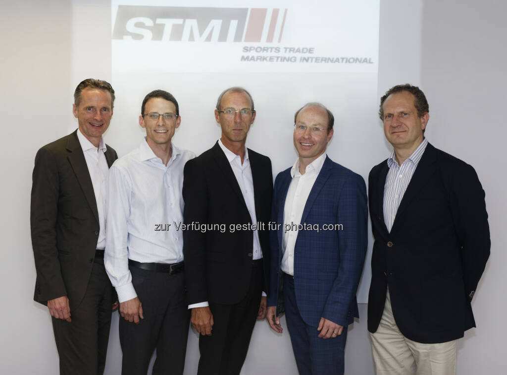 Alfred Eichblatt, Hervis; Jörg Mayer, CEO 21sportsgroup; Max Ackerer STMI General Manager; Michael Burk, CFO 21sportsgroup; Dénes Almasy de Zsadany, ‎CFO at Groupe Go Sport - Erweiterung der Einkaufsgemeinschaft STMI: Nächster Schritt für Hervis im europäischen Sporthandel (Bild: Christophe Battagliero for STMI/21sportsgroup), © Aussendung (01.07.2015) 