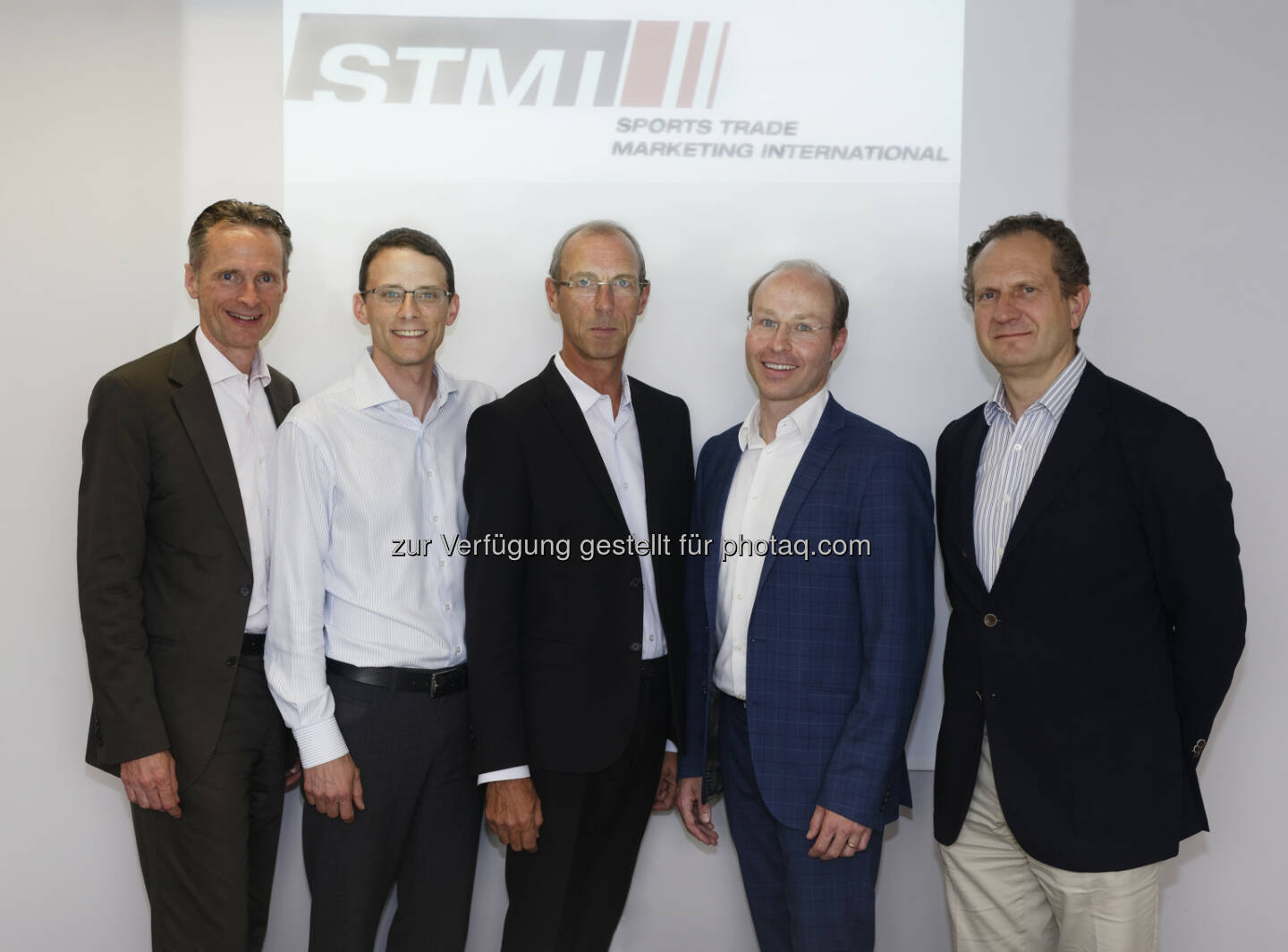 Alfred Eichblatt, Hervis; Jörg Mayer, CEO 21sportsgroup; Max Ackerer STMI General Manager; Michael Burk, CFO 21sportsgroup; Dénes Almasy de Zsadany, ‎CFO at Groupe Go Sport - Erweiterung der Einkaufsgemeinschaft STMI: Nächster Schritt für Hervis im europäischen Sporthandel (Bild: Christophe Battagliero for STMI/21sportsgroup)