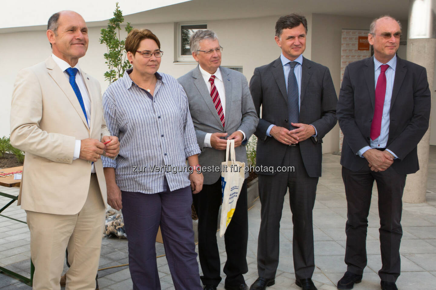 Landeshauptmann-Stellvertreter Wolfgang Sobotka, Karin Baier (Bürgermeisterin der Stadtgemeinde Schwechat), Landtagsabgeordneter Willibald Eigner, Johannes Karner (Geschäftsführer WET), Karl Keusch (Leiter Bautechnik Buwog Group): Buwog-Projekt Alanova in Schwechat fertiggestellt © Stephan Huger