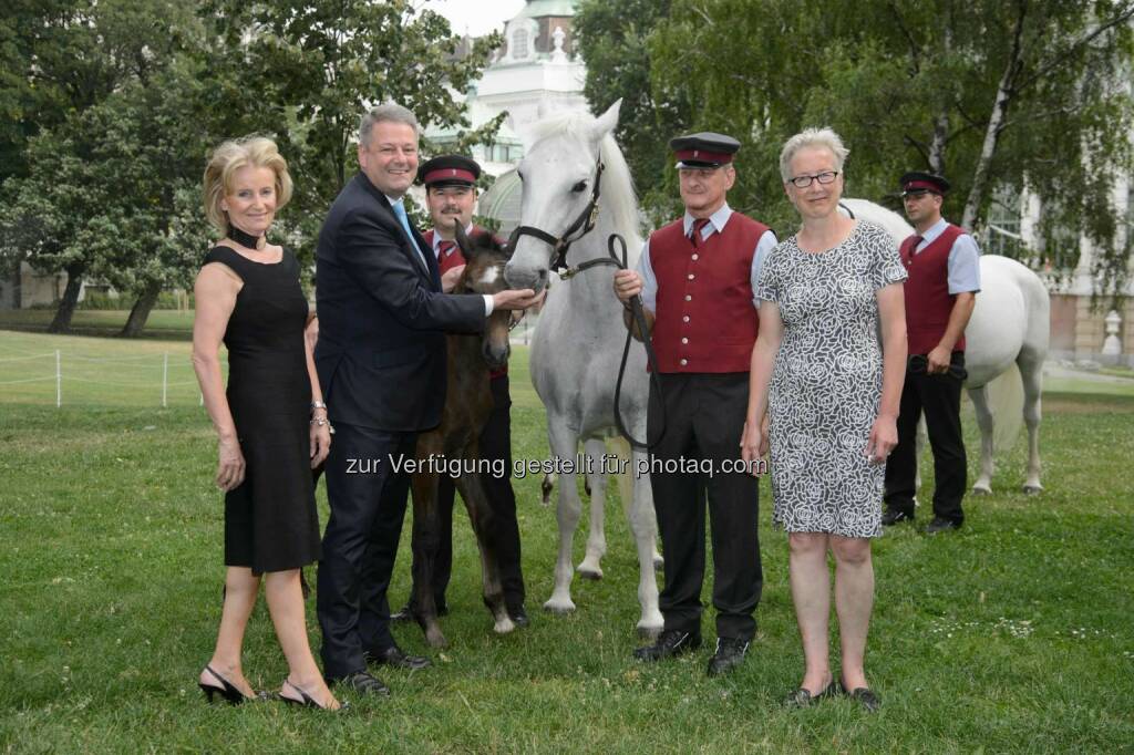 Generaldirektorin Elisabeth Gürtler, Bundesminister Andrä Rupprechter, Direktorin Brigitte Mang: Lipizzaner-Fohlen und -Stuten zu Besuch in Wien (C) Spanische Hofreitschule / RGE Photo
, © Aussender (06.07.2015)