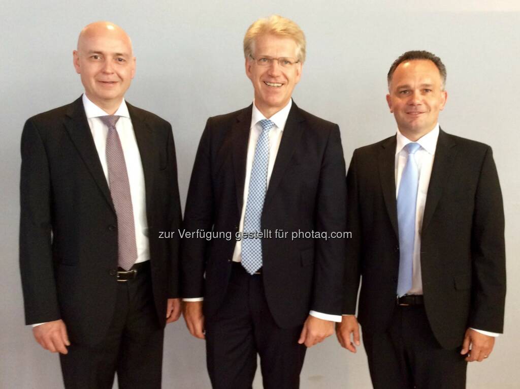 CFO Martin Hipp und CEO Dieter Manz mit dem neuen COO Martin Drasch (von links nach rechts) bei der Hauptversammlung 2015, (C) Manz AG, © Aussender (07.07.2015) 