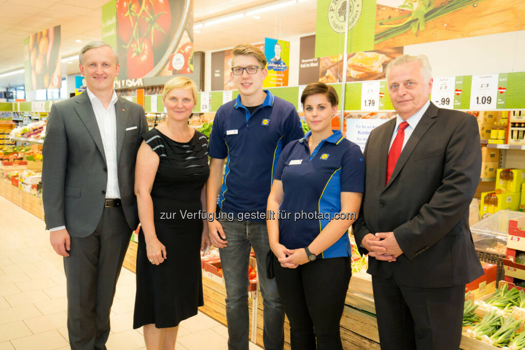 Alexander Deopito, Vorsitzender der Geschäftsleitung von Lidl Österreich, Stadträtin Sandra Frauenberger, die Lehrlinge Jonathan Pirker und Jessica Konrad und Sozialminister Rudolf Hundstorfer: Lidl Österreich GmbH: Sozialminister besucht Lidl-Lehrlinge (C) Lidl Österreich, © Aussender (07.07.2015) 