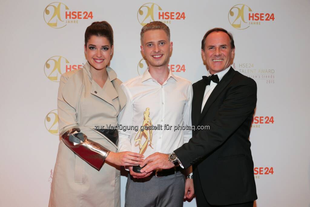 Marie Nasemann, Winner HSE24 Talent Award Lars Harre, Richard Reitzner, CEO HSE24: Nachwuchsdesigner Lars Harre gewinnt HSE24 Talent Award (C) HSE24, © Aussendung (08.07.2015) 