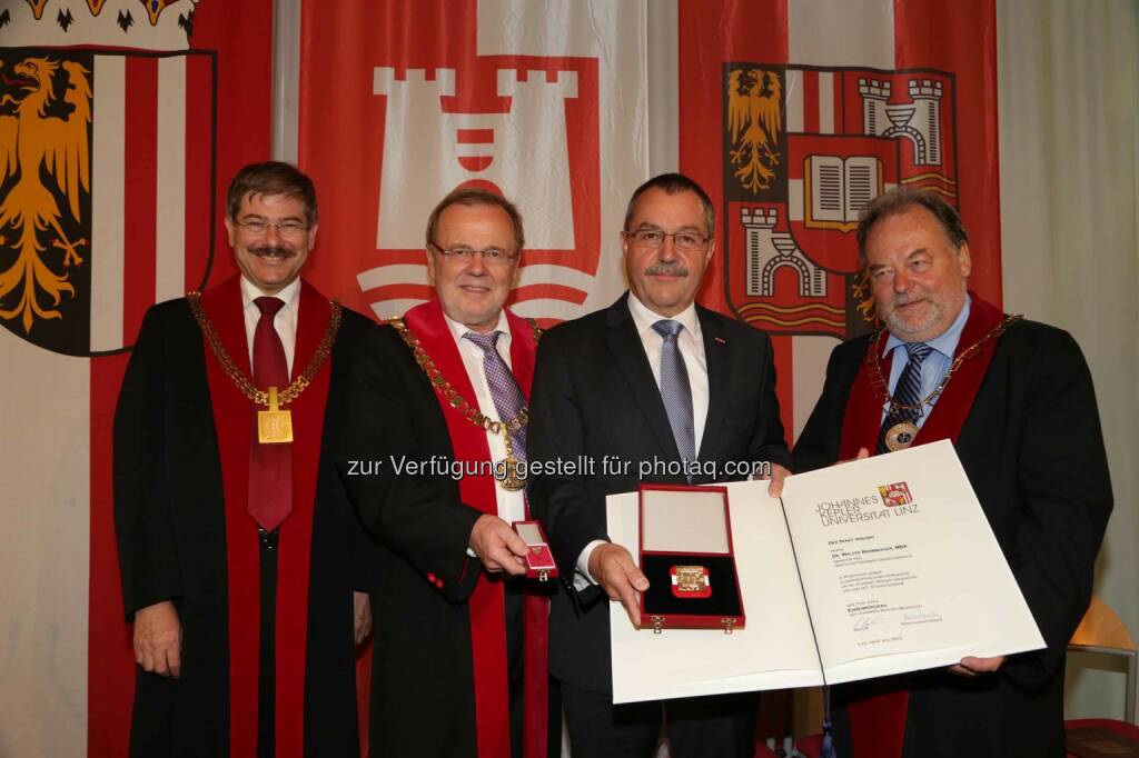 Senatsvorsitzender Helmut Pernsteiner, Rektor Richard Hagelauer, Direktor Walter Bremberger und Vizerektor für Internationales Friedrich Roithmayr: Verleihung der Würde eines Ehrenbürgers der JKU an Direktor Bremberger (C) JKU, © Aussendung (08.07.2015) 