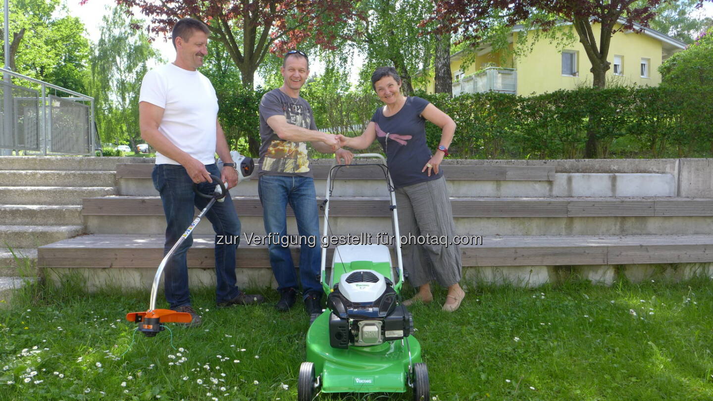 Christoph Gamperl (Dorfmeister SOS-Kinderdorf Pinkafeld), Wolfgang Fleck (Schlosserei Fleck Sinnersdorf), Doris Wild (Kinderdorfleiterin Pinkafeld): Putz & Stingl Event, Public Relations und Werbung GmbH: Stihl und Viking unterstützen SOS-Kinderdorf seit 2005 durch kostenlose Gartengeräte für die Pflege der Grünanlagen aller SOS-Kinderdörfer. (C) Stihl/Viking
